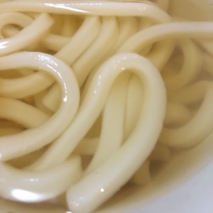 《素うどん》麺つゆ使用